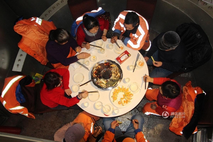 烏魯木齊遭遇罕見暴雪火鍋店停業(yè)宴請環(huán)衛(wèi)工