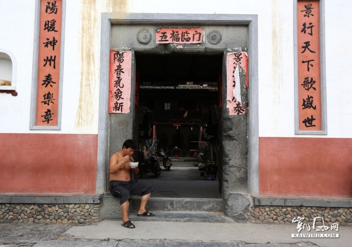 生活在土樓里的客家人