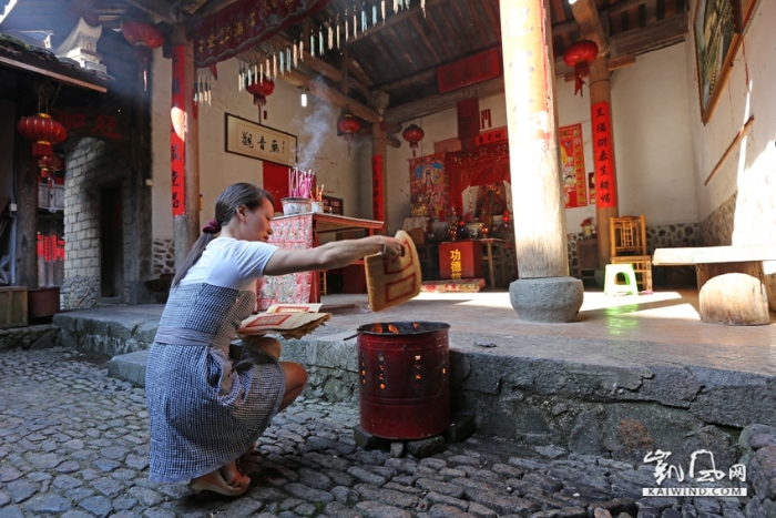 生活在土樓里的客家人