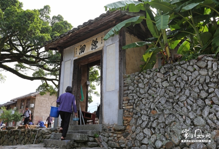 生活在土樓里的客家人