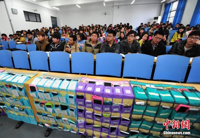 河北一大學(xué)拒絕課堂低頭族上課時(shí)手機(jī)與人分離