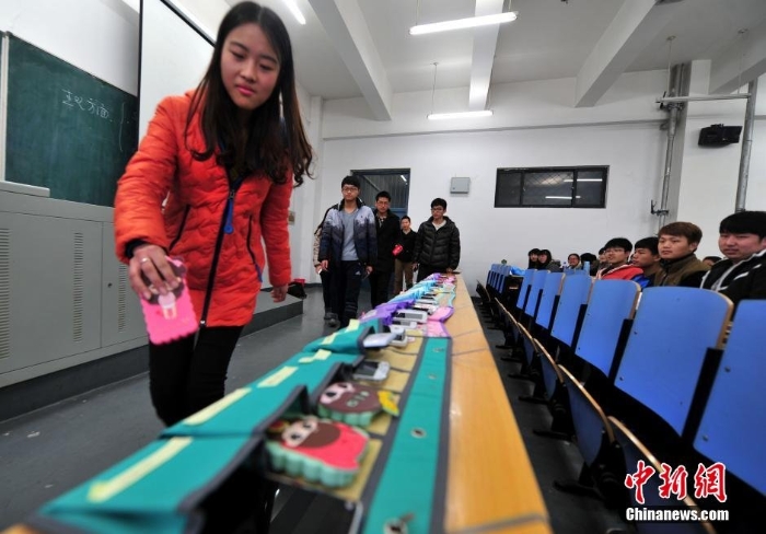 河北一大學(xué)拒絕課堂低頭族上課時(shí)手機(jī)與人分離
