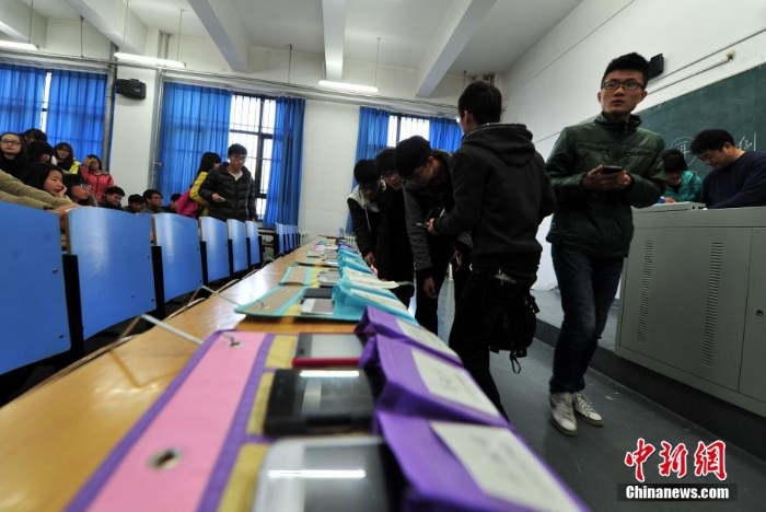 河北一大學(xué)拒絕課堂低頭族上課時(shí)手機(jī)與人分離