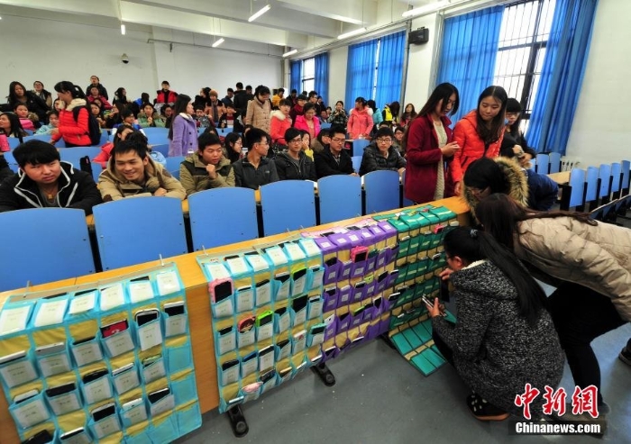 河北一大學(xué)拒絕課堂低頭族上課時(shí)手機(jī)與人分離