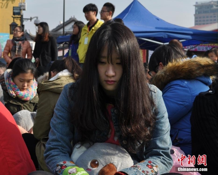 無錫辦發(fā)呆大賽市民靜坐比“呆”