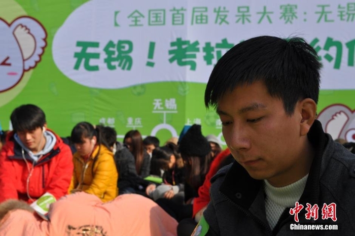 無錫辦發(fā)呆大賽市民靜坐比“呆”