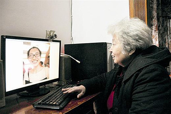 武漢69歲老太半年拍下59張讓座人笑臉