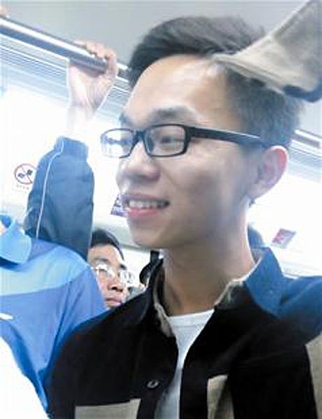 武漢69歲老太半年拍下59張讓座人笑臉