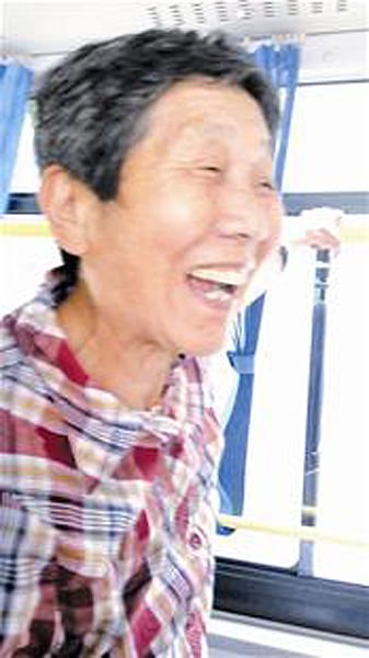 武漢69歲老太半年拍下59張讓座人笑臉