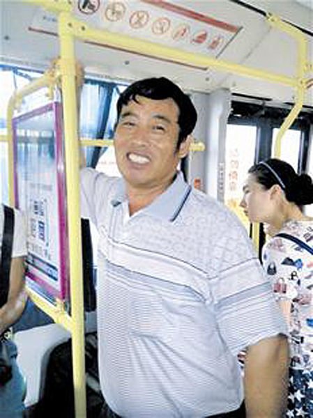 武漢69歲老太半年拍下59張讓座人笑臉