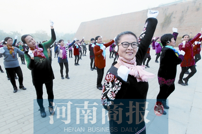 鄭州大媽戴藍(lán)牙耳機(jī)跳廣場(chǎng)舞 破解“廣場(chǎng)舞困局”
