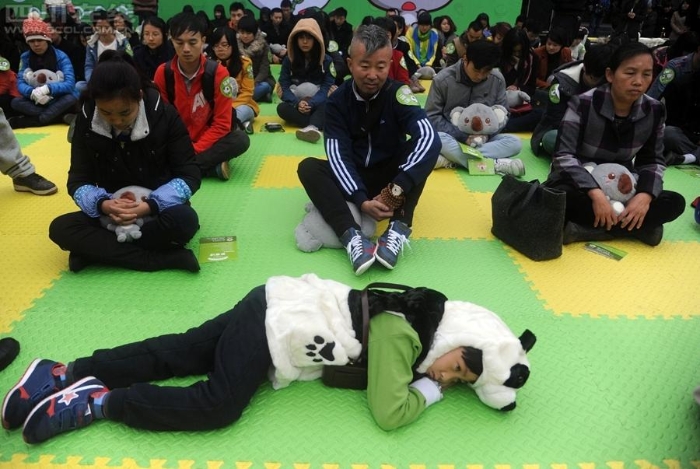 成都舉行國內首個“發(fā)呆大賽”200人同時放空