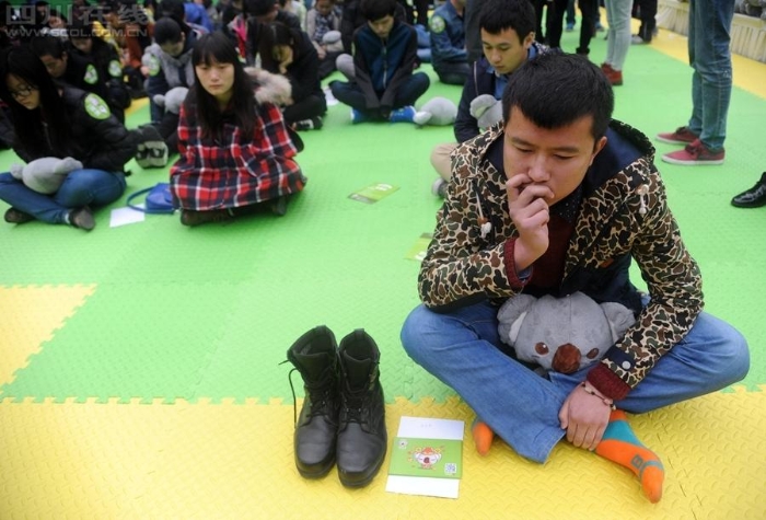 成都舉行國內首個“發(fā)呆大賽”200人同時放空