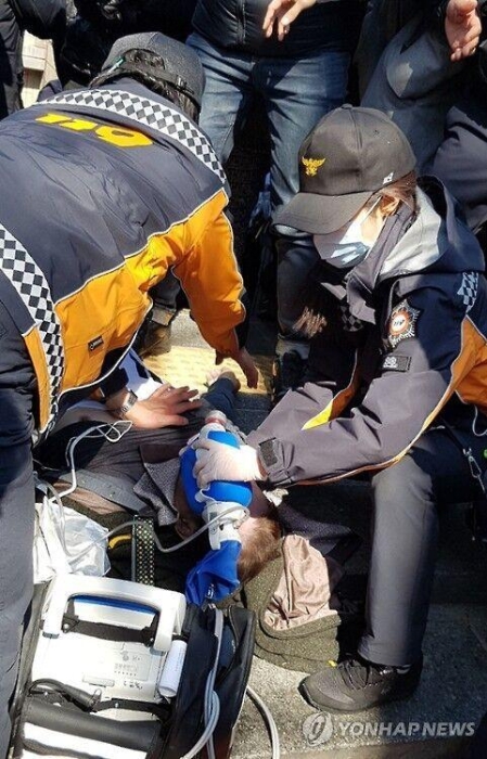 樸槿惠下臺：親樸民眾切腹跳車頂 已致2死6傷