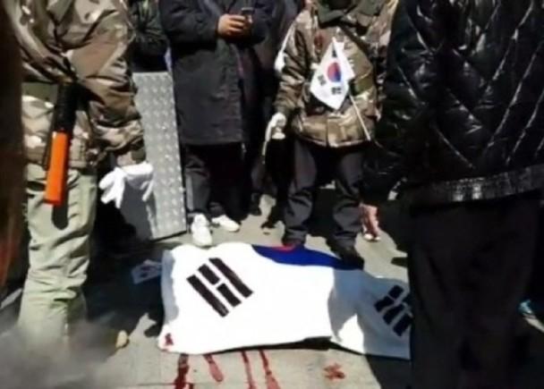 樸槿惠下臺：親樸民眾切腹跳車頂 已致2死6傷