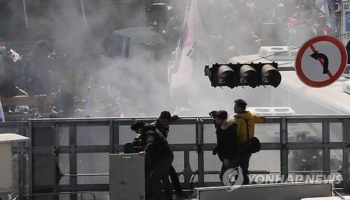 樸槿惠下臺：親樸民眾切腹跳車頂 已致2死6傷