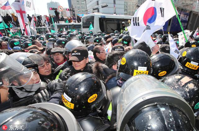 樸槿惠下臺：親樸民眾切腹跳車頂 已致2死6傷