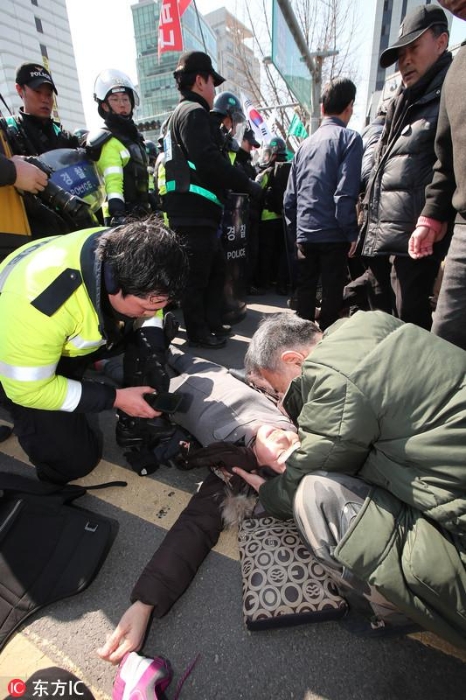樸槿惠下臺：親樸民眾切腹跳車頂 已致2死6傷