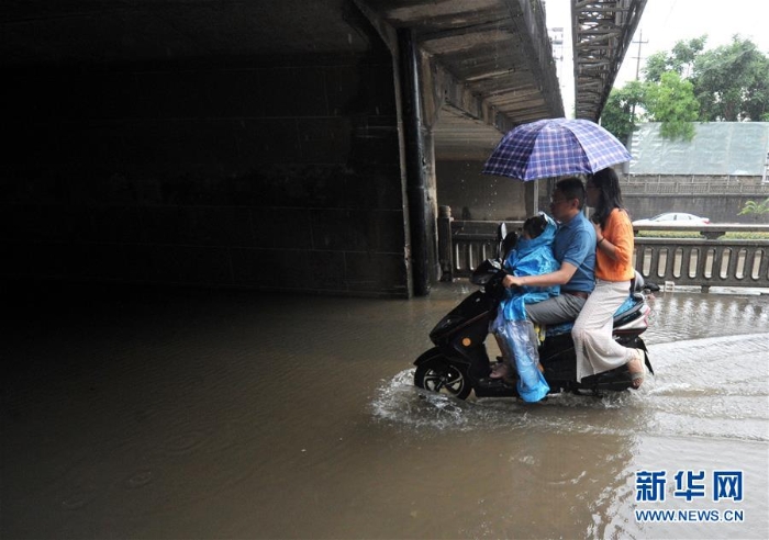 #（社會(huì)）（3）暴雨襲南京