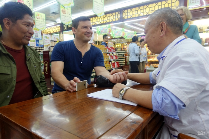 陜西西安：藥店老中醫(yī)迎來了外國人