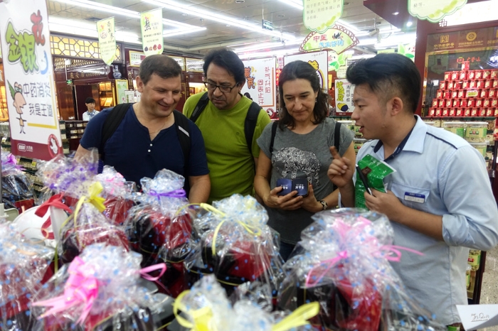 陜西西安：藥店老中醫(yī)迎來了外國人
