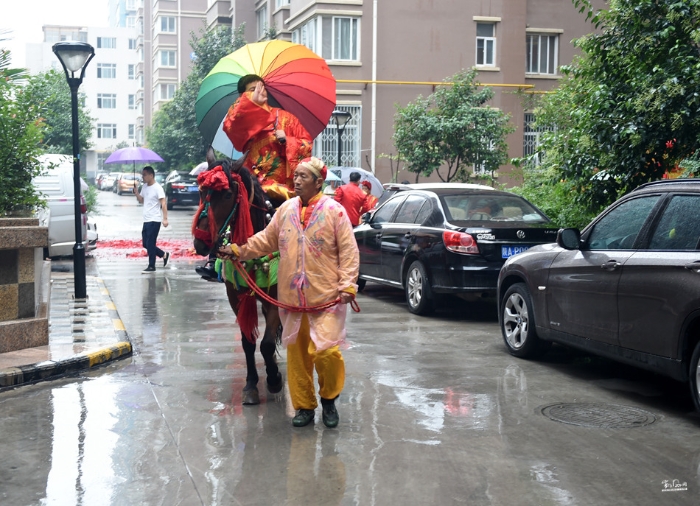 陜西西安：古城上演雨中傳統(tǒng)婚禮