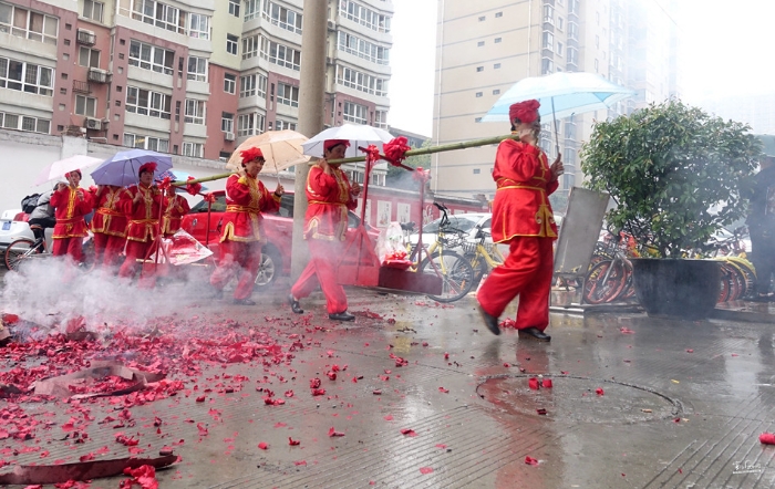 陜西西安：古城上演雨中傳統(tǒng)婚禮