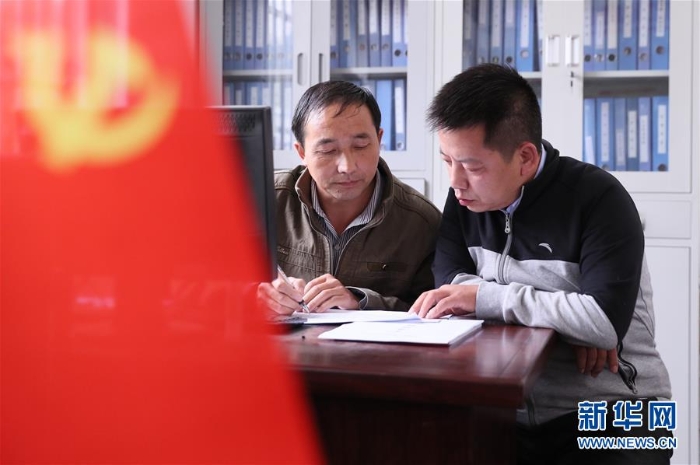 （新華全媒頭條·十九大特別報(bào)道·圖文互動(dòng)）（15）再塑黨的形象的偉大工程——中國(guó)共產(chǎn)黨自身建設(shè)的五年探索之路