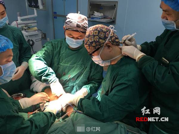 醫(yī)生邊打針邊忍痛做手術(shù)畫面走紅