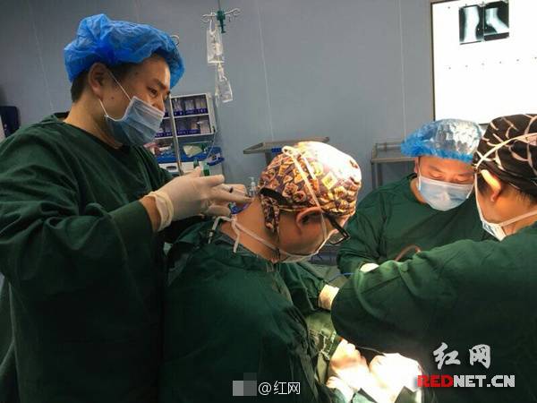 醫(yī)生邊打針邊忍痛做手術(shù)畫面走紅