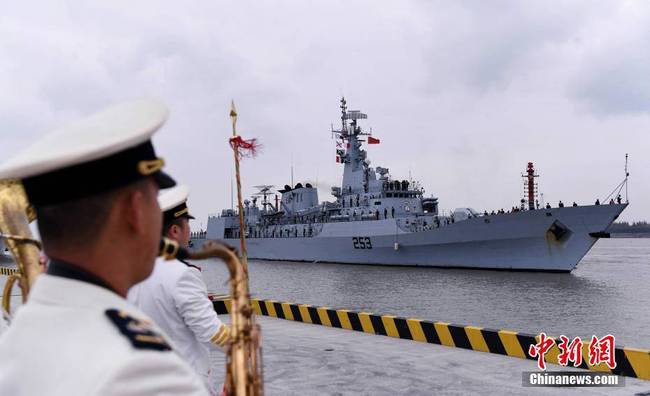 11月30日，巴基斯坦海軍“賽伊夫”號(hào)護(hù)衛(wèi)艦（舷號(hào)F253）在艦長沙赫扎德·伊克巴爾上校率領(lǐng)下，抵達(dá)上海吳淞某軍港，開始對上海進(jìn)行為期5天的友好訪問，這是“賽伊夫”號(hào)第一次訪問上海，也是巴基斯坦海軍艦艇第8次訪問上海。圖為軍樂隊(duì)奏響歡迎曲，歡迎”賽伊夫“號(hào)護(hù)衛(wèi)艦訪問上海。 中新社發(fā) 劉勇 攝