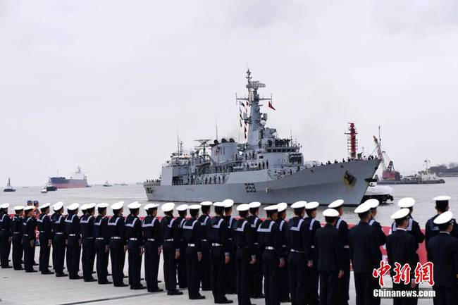 東海艦隊(duì)某基地舉行儀式歡迎”賽伊夫“號(hào)護(hù)衛(wèi)艦訪問上海。 中新社發(fā) 劉勇 攝