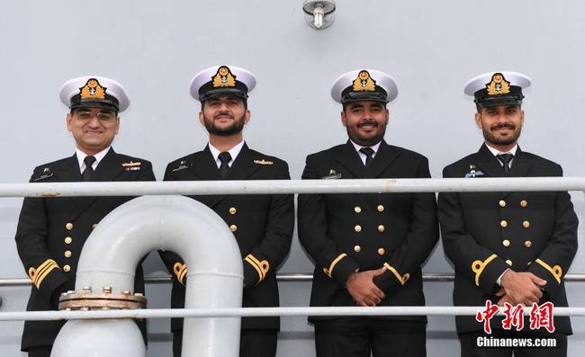 “賽伊夫”號(hào)護(hù)衛(wèi)艦上的年輕軍官。 中新社發(fā) 劉勇 攝