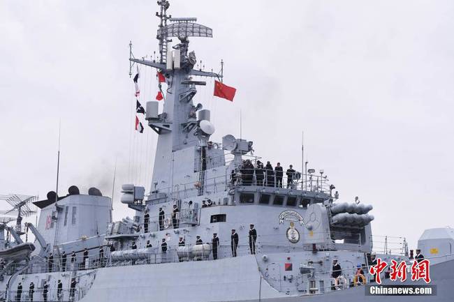 “賽伊夫”號(hào)護(hù)衛(wèi)艦官兵分區(qū)列隊(duì)站進(jìn)港。 中新社發(fā) 劉勇 攝