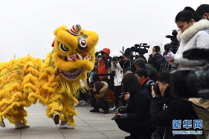 （社會(huì)）（1）山東臺(tái)兒莊：民俗展演引游客