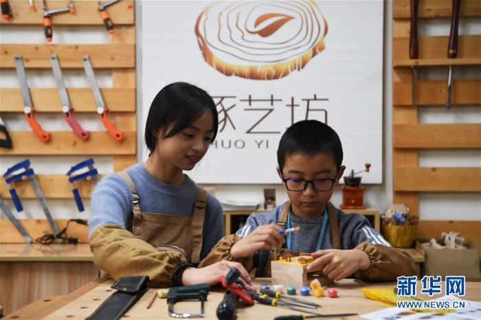 （圖片故事）（8）女孩創(chuàng)業(yè)當(dāng)“木匠”