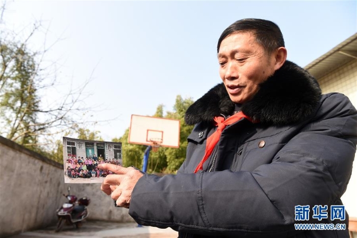 （圖片故事）（7）重慶：61歲教師堅(jiān)守鄉(xiāng)村小學(xué)40年