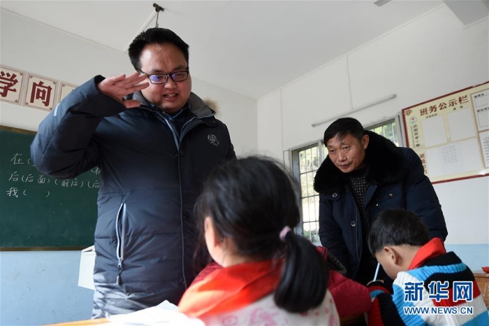 （圖片故事）（3）重慶：61歲教師堅(jiān)守鄉(xiāng)村小學(xué)40年