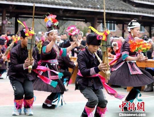 侗族同胞吹蘆笙慶祝。　吳練勛 攝