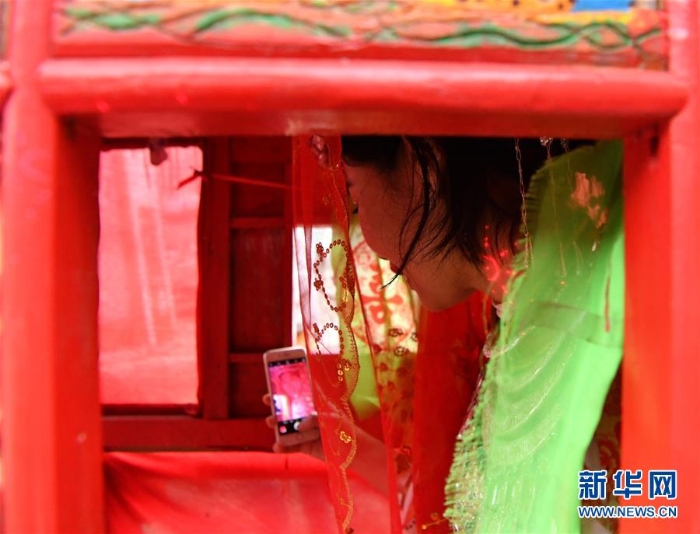 （新春走基層）（4）十八洞村上演苗家婚禮