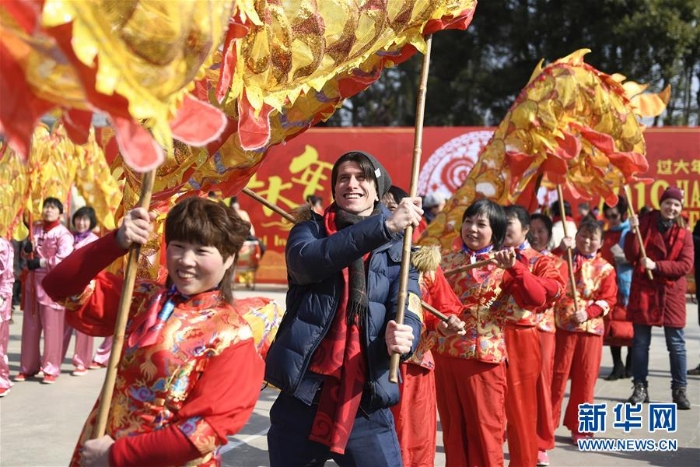 （社會）（1）外國友人在中國鄉(xiāng)村體驗民俗