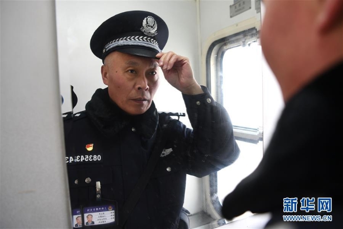 （新春走基層）（1）乘警老曹的“最后一次春運”
