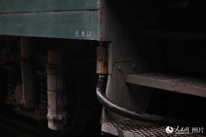 火車停穩(wěn)后，他們迅速將鐵鑰匙插入井口，進行“開閥、上水、擰上水管”一系列動作。