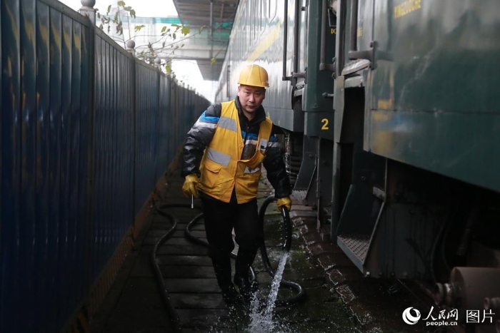 由于經(jīng)停時間短，上水工們只能不停地穿梭在火車間，每人負責給6到7節(jié)車廂加水。