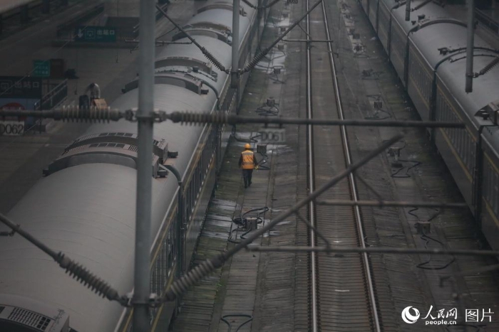 在進入春運后，車站內(nèi)列車到發(fā)密集，旅客人流量大，這意味著平均每小時有接近4趟列車通過。