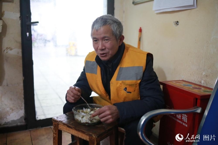 旅客們能順利、舒適地在車廂里用水，背后是上水員們的辛勤付出。正是有了他們，才讓旅客一路溫暖前行。