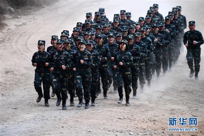 （圖文互動(dòng)）（1）陽光下演繹別樣芳華——陸軍第75集團(tuán)軍某特戰(zhàn)旅大學(xué)生女兵群體學(xué)習(xí)踐行黨的創(chuàng)新理論記事
