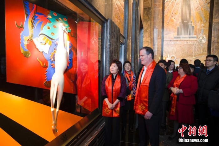 紐約帝國(guó)大廈慶祝2018年中國(guó)春節(jié)點(diǎn)燈儀式舉行