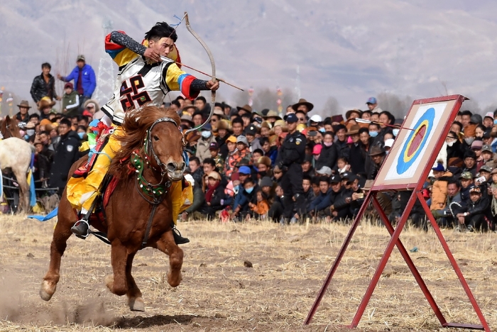 2月25日，馬術(shù)隊隊員在表演馬上射箭。 新華社記者覺果攝