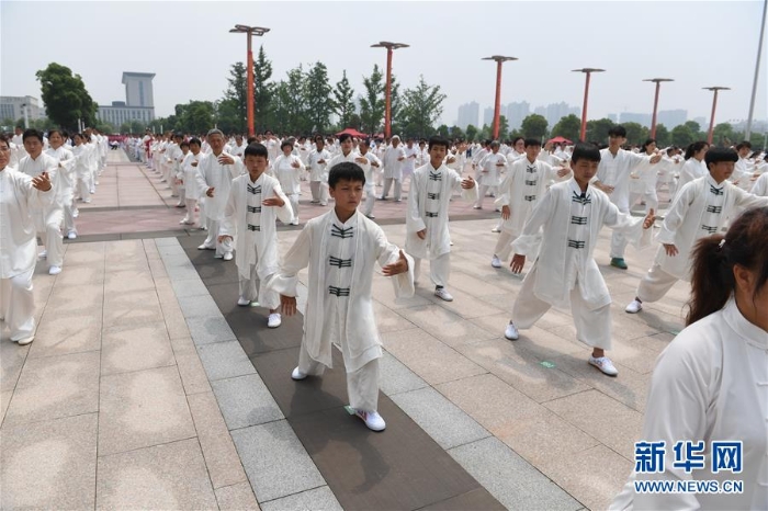 （體育）（2）全民健身——萬(wàn)人太極同健身